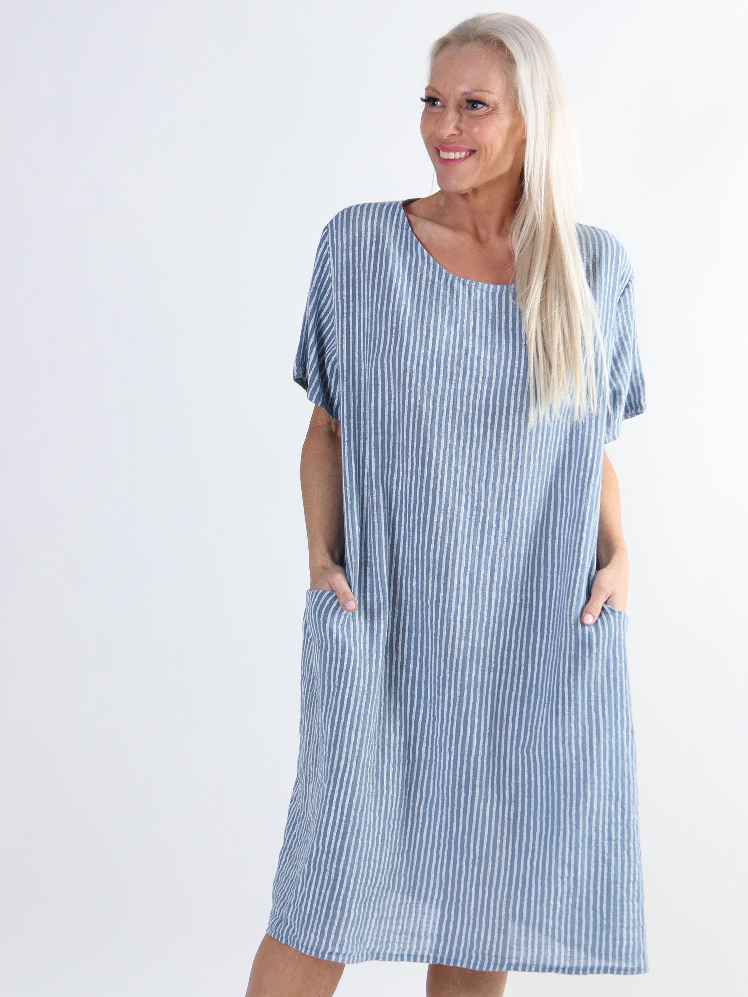 Louise - Finrandig plus size-klänning i linneaktigt bomullstyg